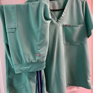 Figs Surgical Green M one pocket top, cargo pants M